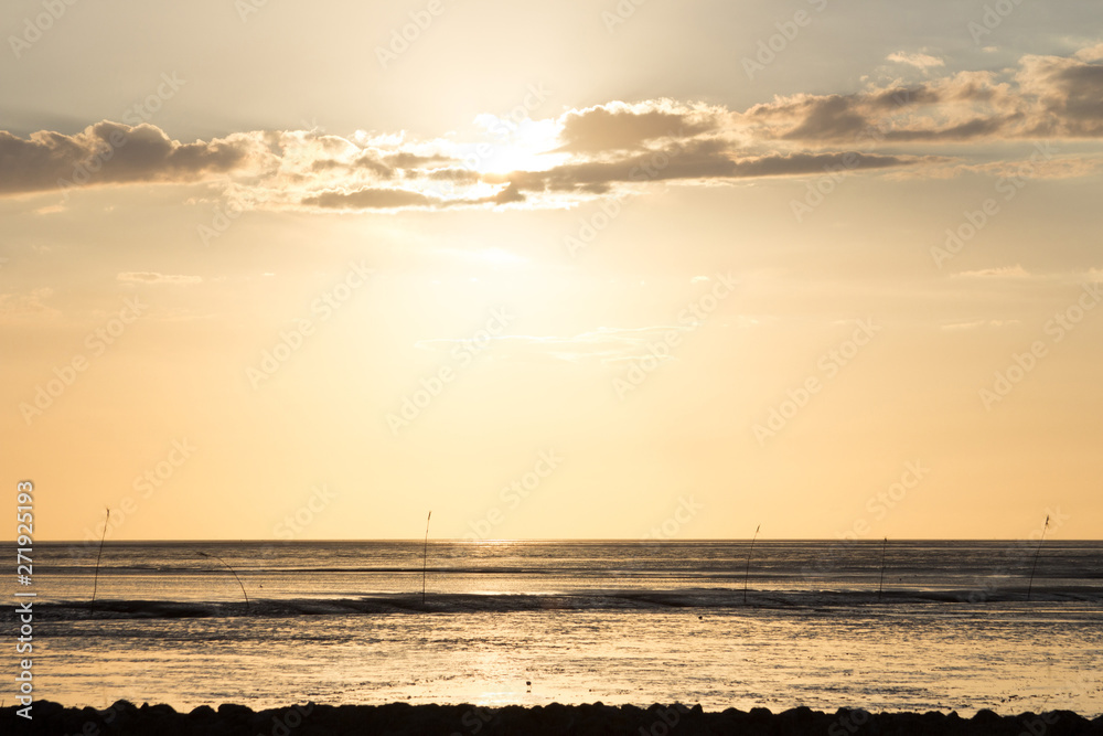 Sonnenuntergang an der Nordsee am Wattenmeer bei Ebbe in Dorum zur goldenen  Stunde - Sunset at the