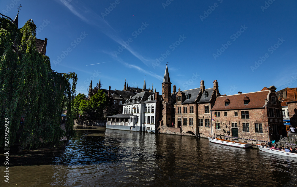 Passeio de barco no rio de Brugge