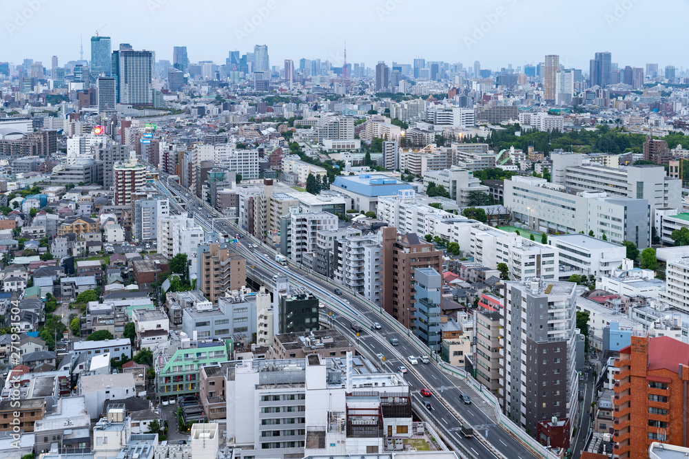 Fototapeta premium 東京・三軒茶屋付近の夕方から夜にかけて