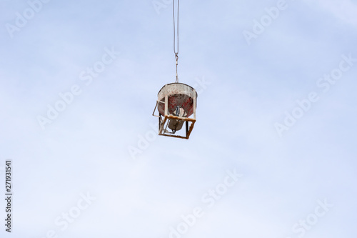 Equipment for placing concrete when pouring concrete