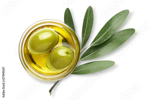Quadro su tela Delicious big green olives in an olive oil with leaves, isolated on white backgr