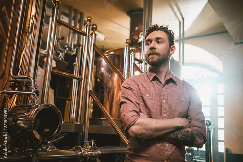 фотографія Man tasting fresh beer in a brewery