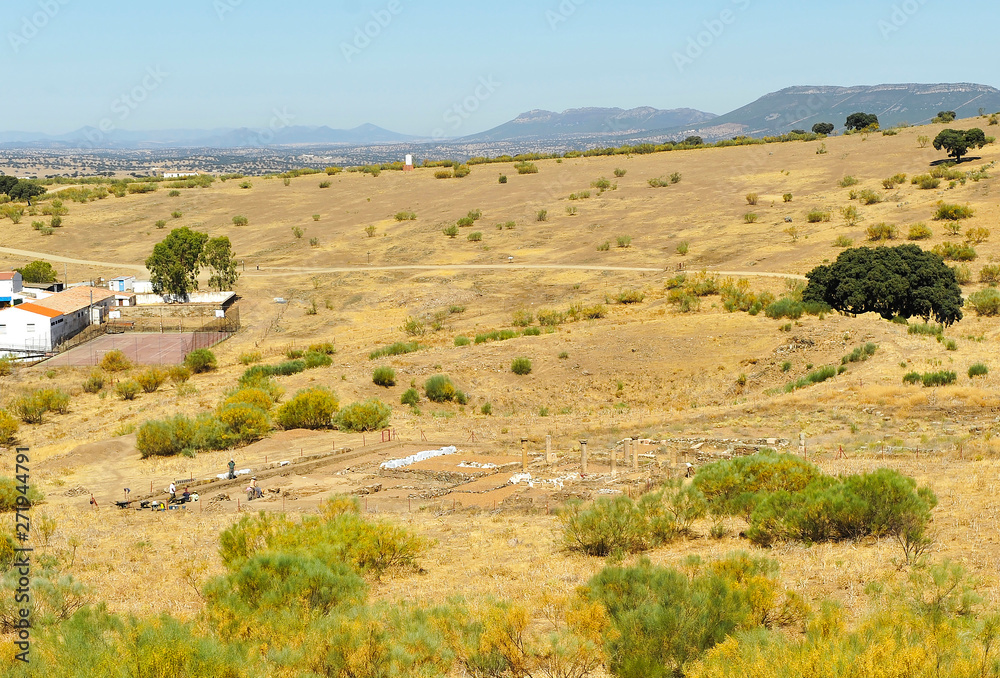 El pueblo de La Bienvenida y el yacimiento arqueológico de la ciudad romana de Sisapo. Provincia de Ciudad Real Castilla la Mancha España.
