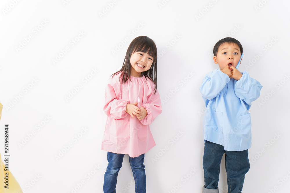 仲良しの女の子と男の子 仲良しの女の子と男の子