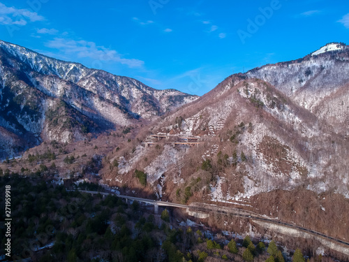 ドローンで空撮した奥飛騨の山脈の風景