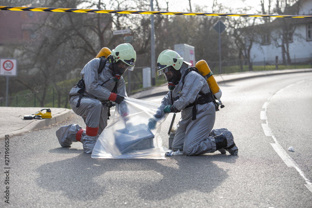Fototapeta premium Feuerwehrmänner bei Gefahrguteinsatz