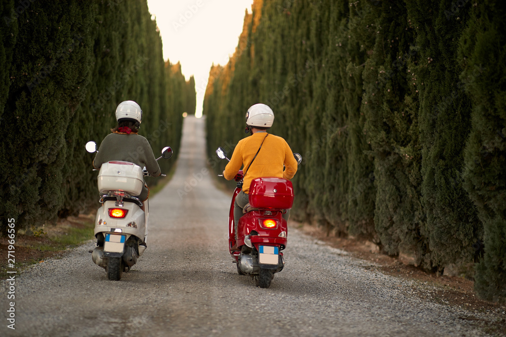 Romantic couple riding on a scooter in European on vacation. Back view..  foto de Stock | Adobe Stock