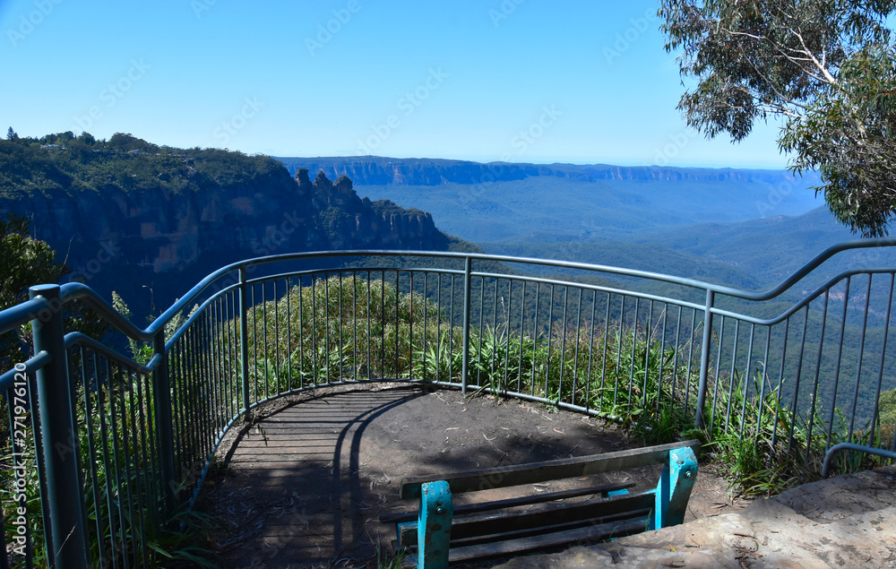 Three Sisters rock formation in the Blue Mountains National Park (NSW, Australia). The Three Sisters are a trio of sandstone ribs that stand tall above the forest wilderness of the Jamison Valley.