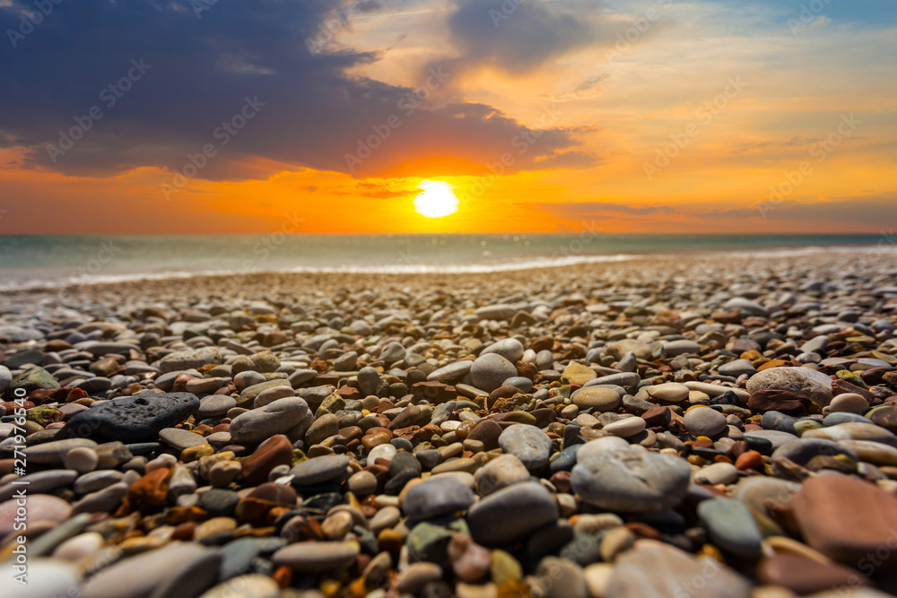 Obraz premium dramatic sunset over the stony sea coast
