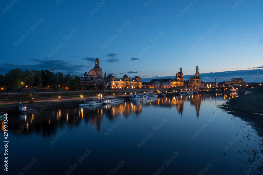 Frauenkirche in Dresden an der Elbe beim Sonnenuntergang