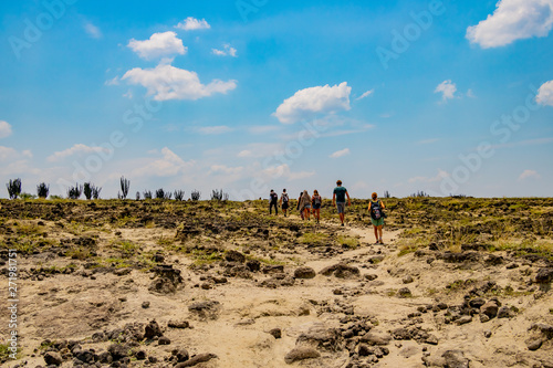 abenteuerliche Wanderung durch weiße Wüste mit Touristen  photo