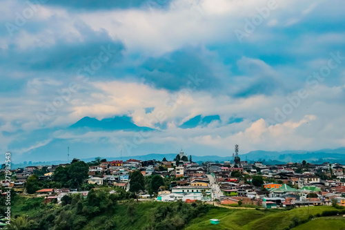 Panorama von einem Bergdorf in den wolkenverhangenen Anden Kolumbiens Südamerikas mit wunderschöner Aussicht