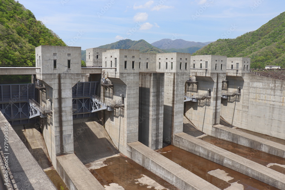ダムの洪水吐(岐阜県・徳山ダム)/Tokuyama dam (rockfill dam), located in Ibigawa Town, Gifu Pref., Japan ダムの洪水吐(岐阜県・徳山ダム)/Tokuyama dam (rockfill dam), located in Ibigawa Town, Gifu Pref., Japan