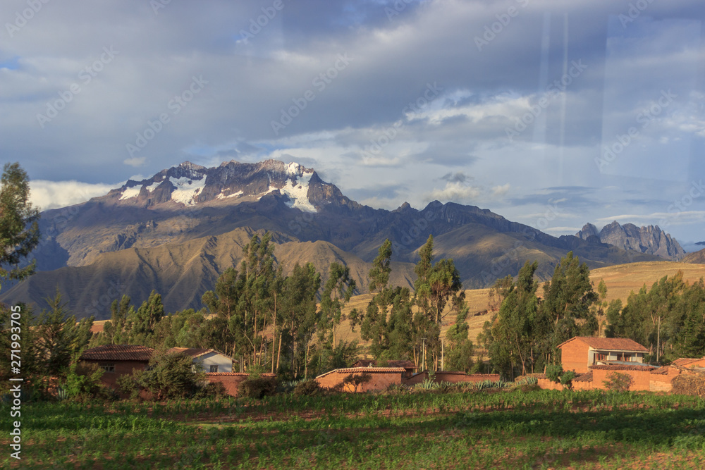 Obraz premium view over the andes in peru