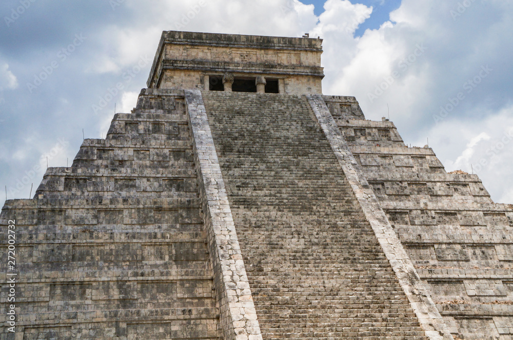 Temple of Kukulcan (El Castillo) of Chichén Itzá, mayan pyramid in Yucatán, México. New7Wonders of the World.