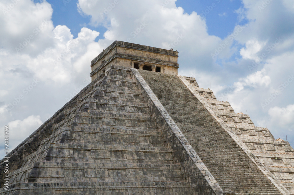 Temple of Kukulcan (El Castillo) of Chichén Itzá, mayan pyramid in Yucatán, México. New7Wonders of the World.