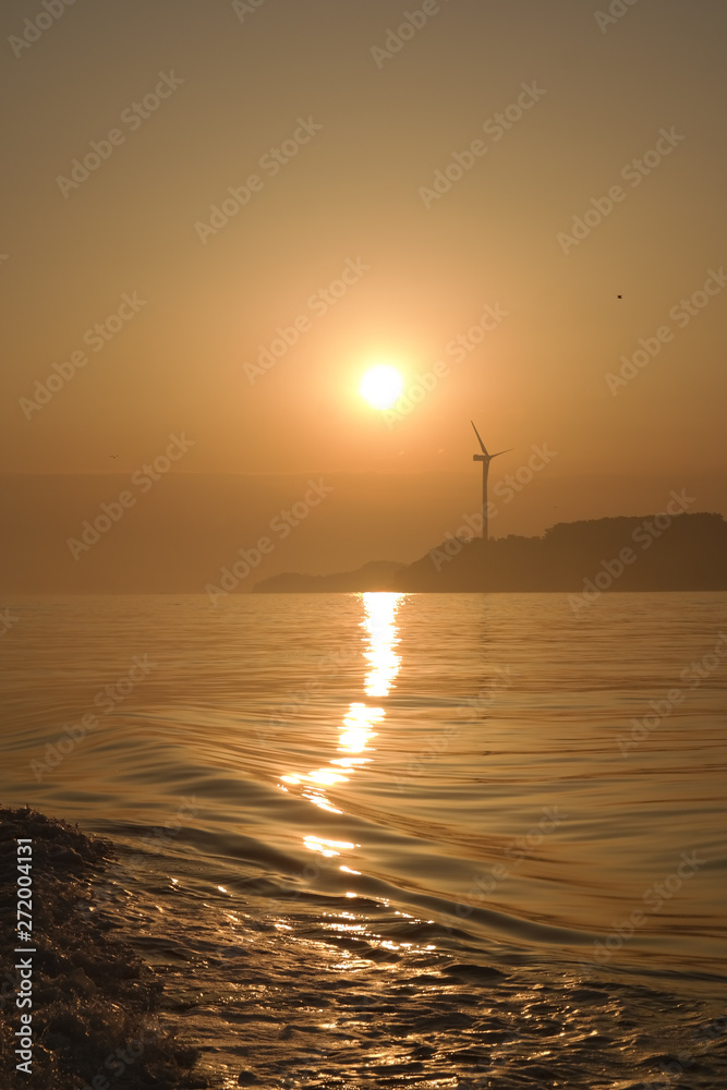 노을지는 섬위의 풍력발전소