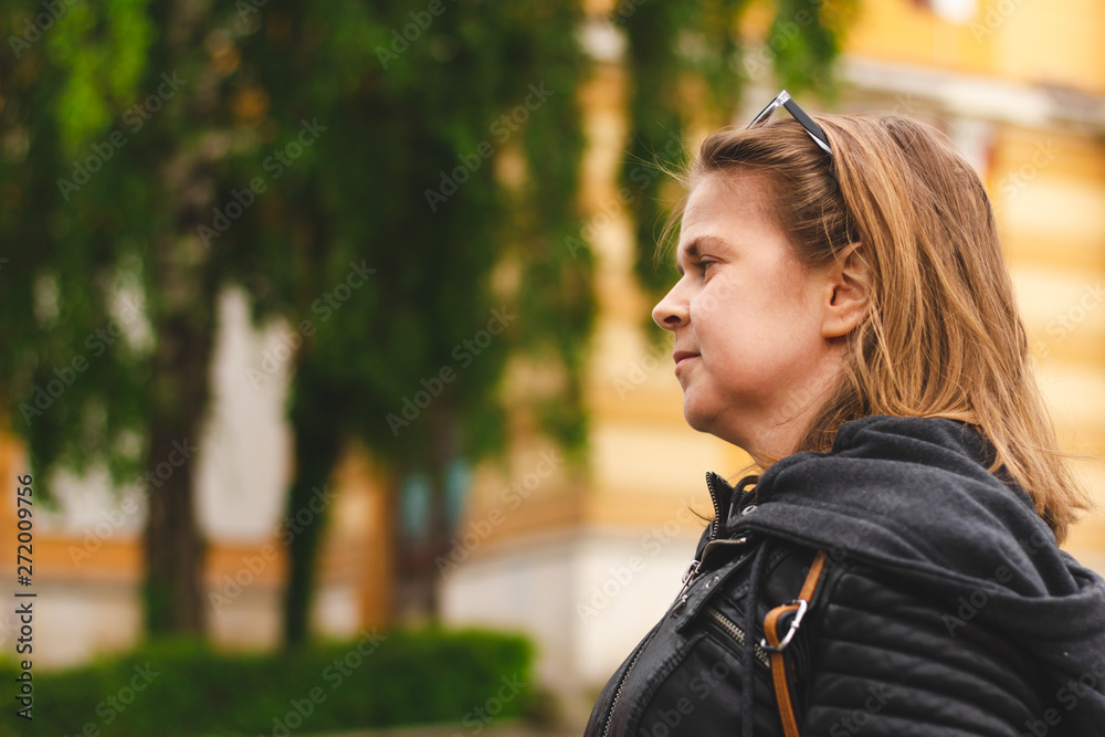 Young woman with short brown hair wearing a leather jacket feeling happy outdoor – Single girl enjoying relaxing moments in nature Young woman with short brown hair wearing a leather jacket feeling happy outdoor – Single girl enjoying relaxing moments in nature