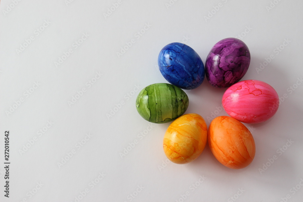 Bunte Eier auf weißem Hintergrund Bunte Eier auf weißem Hintergrund
