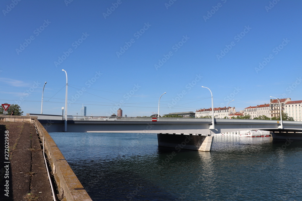 Lyon - Le pont Galliéni sur le fleuve Rhône construit en 1965