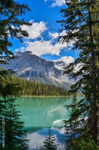Fototapeta Naklejka Na Ścianę i Meble -  Beautiful Emerald lake in Yoho National Park Banff Canada