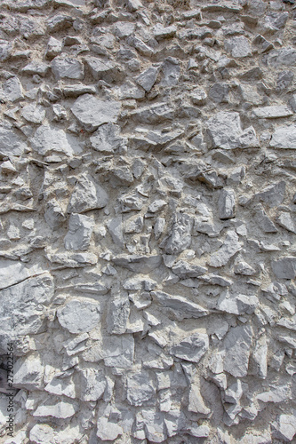 Alte weiße Mauer aus groben Natursteinen. Rough white old stone wall .