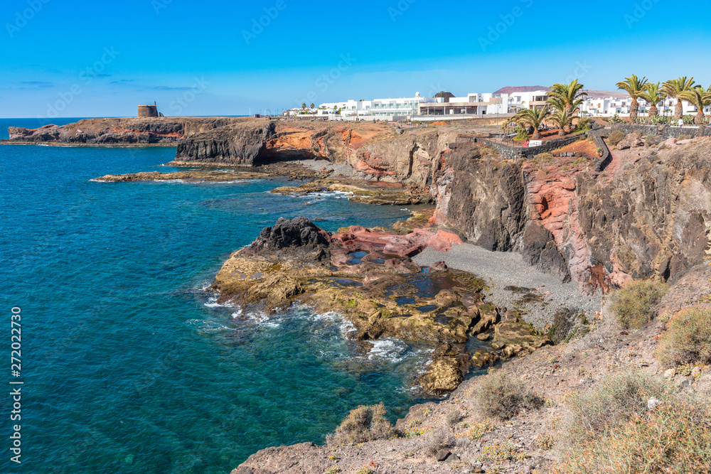 Φωτογραφία Volcanic lava steep cliffs and rocks jagged coastline promenade of famous Playa Blanca Papagayo