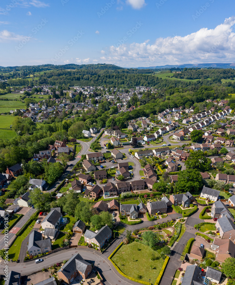 Φωτογραφία Residential housing estate in Usk, south Wales, UK, with the town of Usk in the