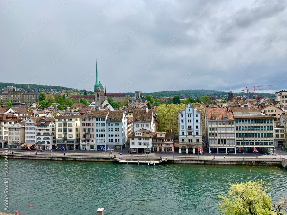 Limmatquai in der Stadt Zürich, Altstadt am Fluss Limmat, Schweiz - Europa