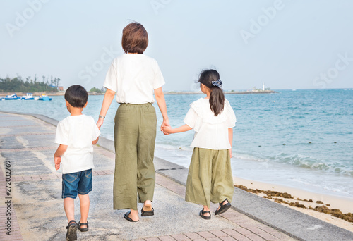 海岸を親子で歩く後ろ姿 Stock 写真 Adobe Stock