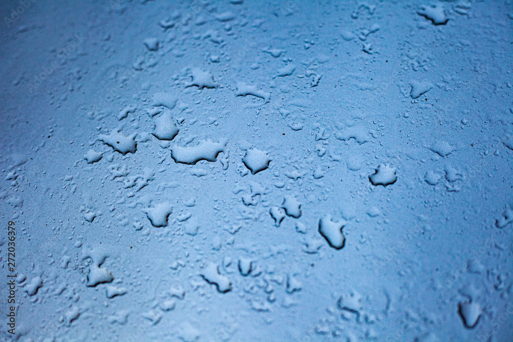 Gotas de água em vidro com fundo azul Gotas de água em vidro com fundo azul