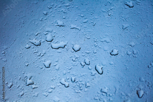 Gotas de água em vidro com fundo azul