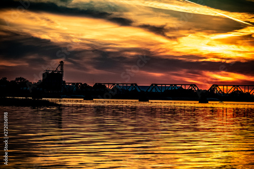 Obraz na płótnie Sunset behind a Railroad Bridge on the Tennessee River in Decatur Alabama w salonie
