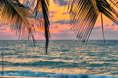 Fototapeta Naklejka Na Ścianę i Meble -  Colourful dawn on a tropical beach