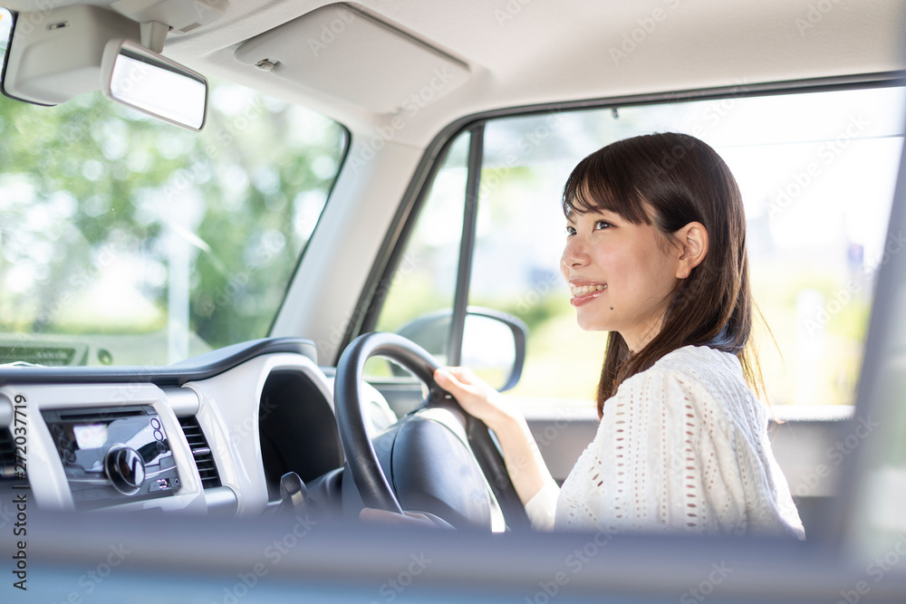 車を運転する女性 車を運転する女性