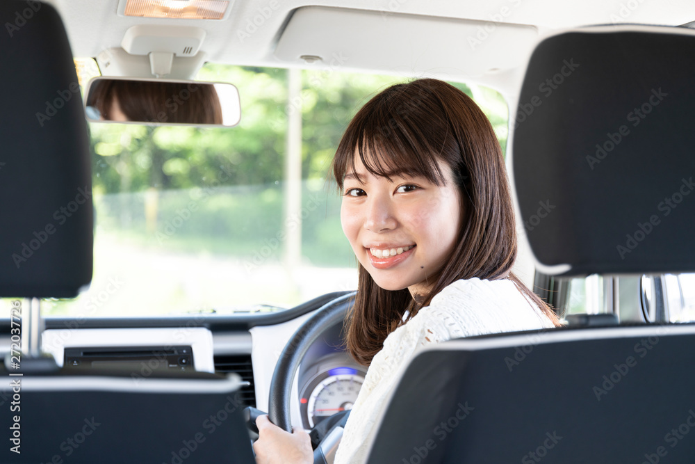 車を運転する女性 車を運転する女性