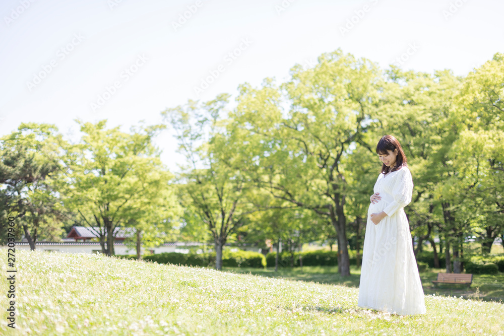 新緑と妊婦 新緑と妊婦