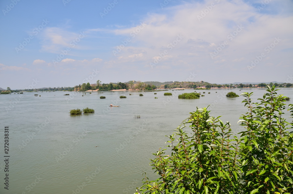 ラオスのシーパンドン最大の島 コーン島のメコン川とボート Stock Photo Adobe Stock