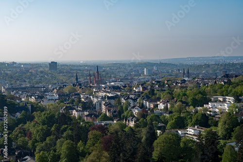 Blick vom Neroberg über die Landeshauptstadt Wiesbaden in Hessen, Deutschland 