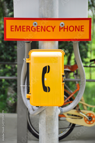 Φωτογραφία Emergency phone box beside urban street for urgent call.