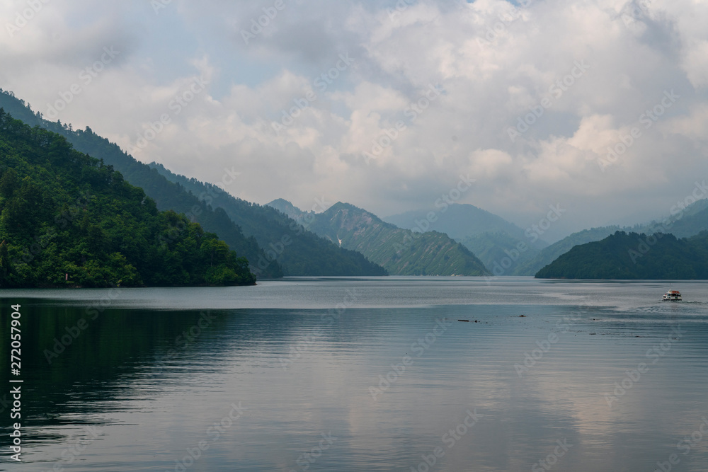 初夏の奥只見湖