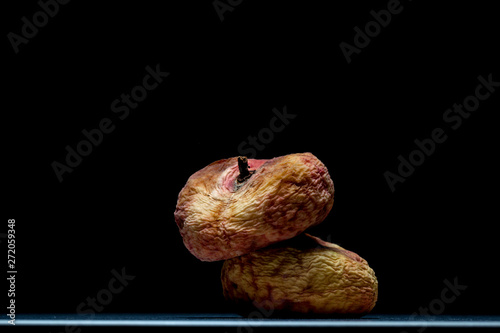 Fotografia dried peach with mold