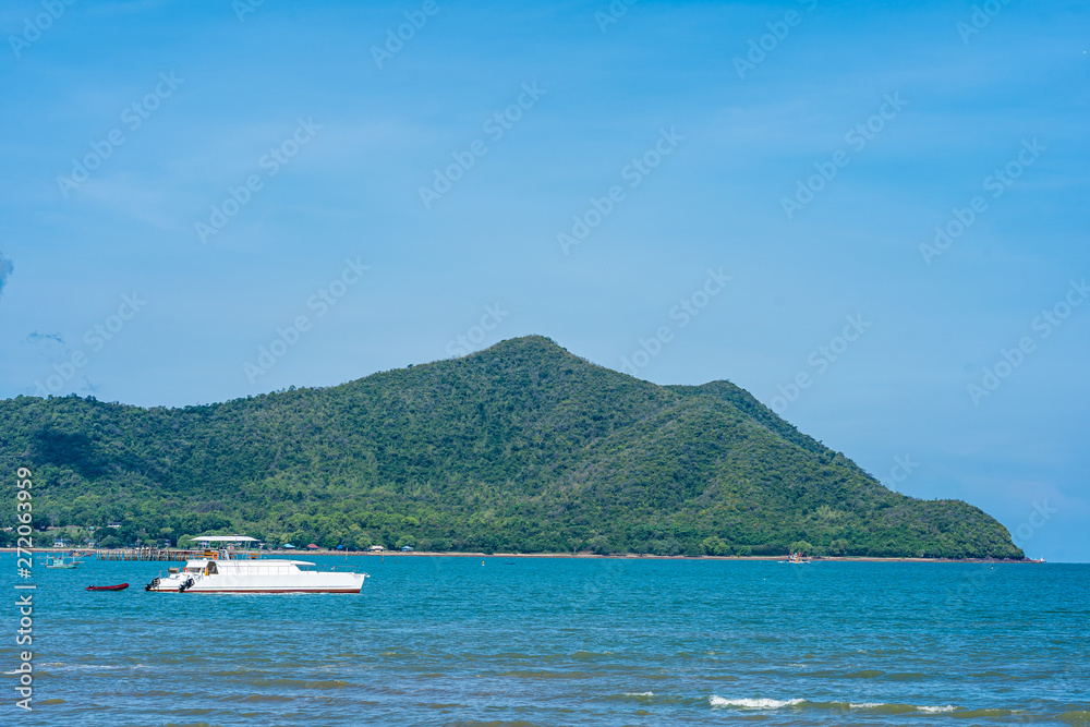 Obraz premium Beautiful landscape of sea ocean in Pattaya Thailand with boat