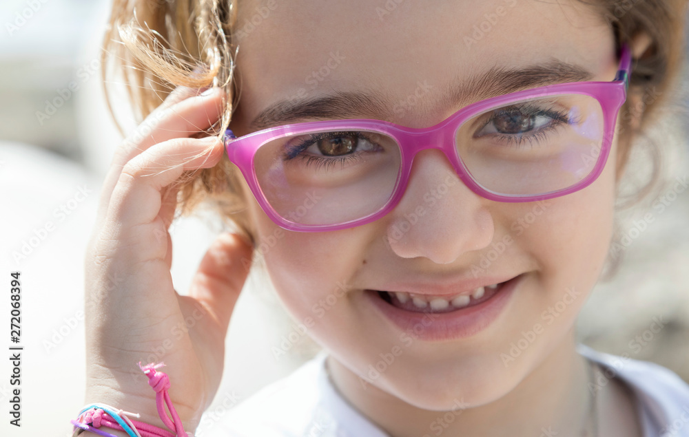 Bimba sorridente con occhiali da vista Stock Photo | Adobe Stock