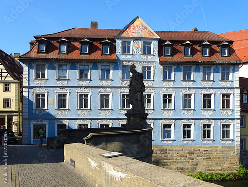 Die Statue der Kaiserin Kinigunde vor dem Heller Haus in Bamberg