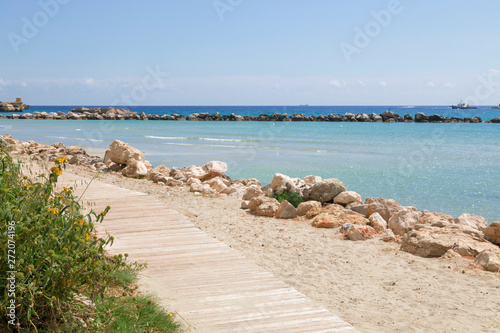 passerella di legno con sfondo mare sulla costa - Otranto