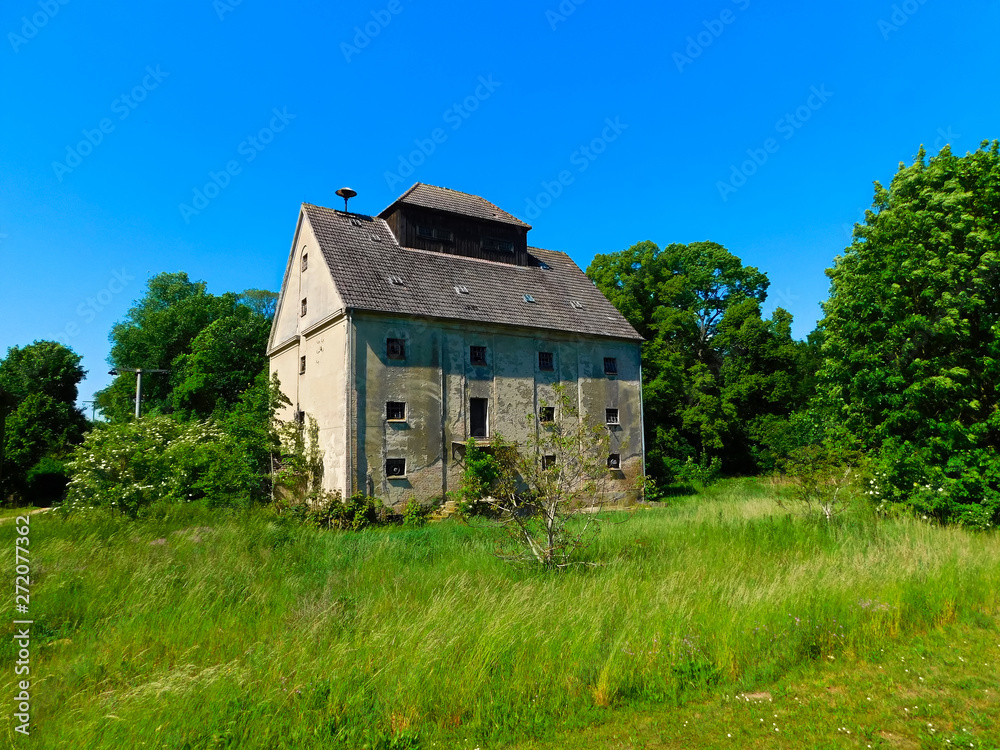 Ehemaliger Inspektorenhaus und Speicher