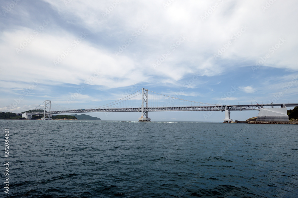 Obraz premium 鳴門海峡をまたぐ大鳴門橋