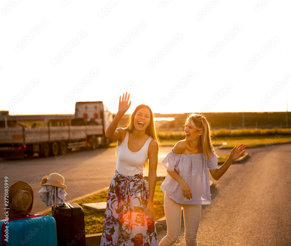 The two best friends are very happy and spend very funny moments even though they do not know how to get to the hotel The two best friends are very happy and spend very funny moments even though they do not know how to get to the hotel