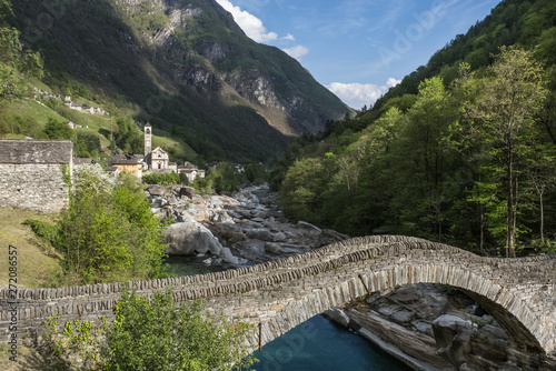 Blick auf das Verzascatal und Lavertezzo, Tessin, Schweiz photo